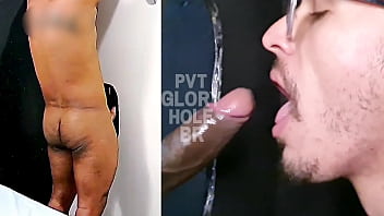Preview 4 of Desi Six Vedo - Ex presidi&aacute_rio dotado uncut rabudo do corpo lindo veio conhecer o GloryHole e aproveitou incansavelmente minha mamada!!! (COMPLETO NO RED)
