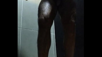 Preview 1 of Pooja N Me2 - Hora da ducha no banheiro da academiA