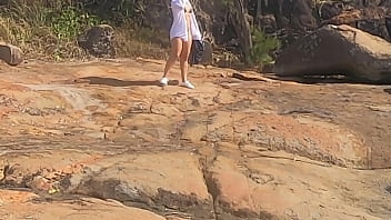 Preview 1 of Dominant Lesbiennes - Uma linda  NOVINHA &eacute_  OBSeRVADA fazendo Sexo em P&Uacute_BLICO nas pedras DA PRAIA e &eacute_ atrapalhado por um TERCEIRO INDIV&Iacute_DUO.. .