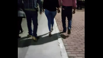 Preview 1 of Sexy Big Boobs Sex - Hermosas nalgas en pantalon azul caminando  esta bien buenota...(1a parte)
