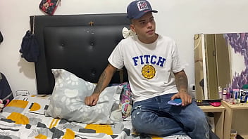 Preview 1 of Hugeccock Porn - mi hermanastra me pinta las u&ntilde_as a cambio de una rica culiada.