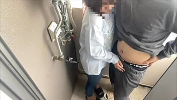 Preview 1 of Fat Aunty Creampie - ベランダでフェラ、手マンして誰かにみられそうになると愛の布団に戻って2人で続きを始める素人カップル。