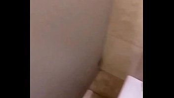 Preview 1 of Ay Basi - SEXO PUBLICO!! Se COGEN a COLEGIALA MEXICANA en el BA&Ntilde_O de HOMBRES de un CENTRO COMERCIAL en CDMX