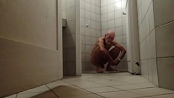 Preview 2 of Matures Chin - promenade nocturne dans des toilette publiques