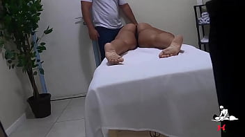 Preview 1 of Sugahraat Sex - Corno leva a esposa gostosa ao massagista e ela n&atilde_o resistiu  e acabou dando para ele - video completo