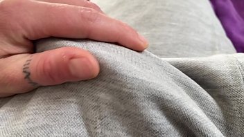 Preview 1 of Bhaib - JE LUI BRANLE SA GROSSE QUEUE AVEC MES MAINS &amp_ MES PETITS PIEDS &amp_ LECHE SON SPERME ENCORE TOUT CHAUD SUR MES PIEDS !
