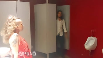 Preview 2 of Mom Son Sex Falert Fuking Video - Busca venganza de su novio que la enga&ntilde_o y lo hace cornudo con Katrinapunk y Marcoxromano80 Completo en Red