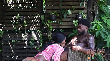 Preview 2 of Sunny Leone Pela Pele Do - Couple fucks Outside