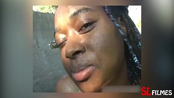 Preview 2 of Flaca Ass - Banho de porra no rosto da negra novinha