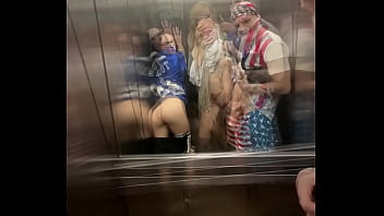 Preview 4 of Japn Grl Porv Mp 4 - Bad Melli,  Carmona Oficial e Kyra Sex se exibindo no elevador e na pra&ccedil_a Roosevelt de S&atilde_o Paulo