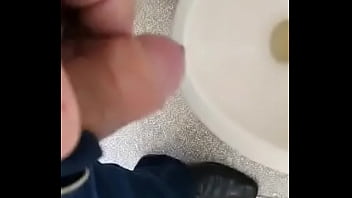 Preview 4 of Xxx3gvideo - Mijando um pouco! N&atilde_o s&oacute_ de porra um pinto vive!