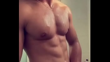 Preview 4 of Sexyalice Cam4 - Novinho marrento tomando banho