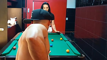Preview 1 of Girl Watches Uncle Wank - Dei meu cu gostoso pro Saymon Fitness depois da aula