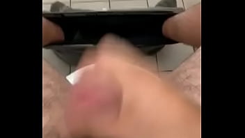 Preview 3 of Desi Omani Xxx - Handjob auf dem Klo