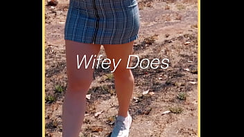 Preview 2 of Party Orgi Brazile - MILF shows her shaved pussy in public