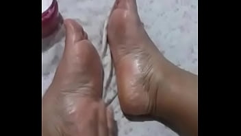 Preview 4 of Desi College Mms Girl - Cuidando desse pezinhos lindos parte 2 - Pen&eacute_lope Sant&#039_s