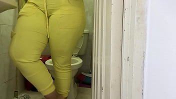 Preview 1 of A Escondidas Con Mi Prima Tetona - mi madrastra caliente le gusta orinar de pie