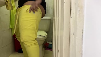 Preview 4 of A Escondidas Con Mi Prima Tetona - mi madrastra caliente le gusta orinar de pie