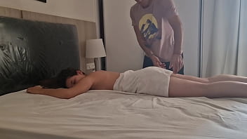 Preview 1 of Femem Boy - Le hago una paja al masajista