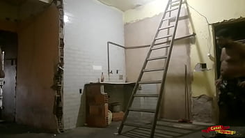 Preview 1 of Brutal Ballbusting Cum Skirt - Meu pai n&atilde_o quis pagar a obra do meu quarto,  dei o cu para o pedreiro.