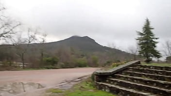 Preview 1 of Free Milf Young Videos - promenade nu un jour de pluie en bord de route