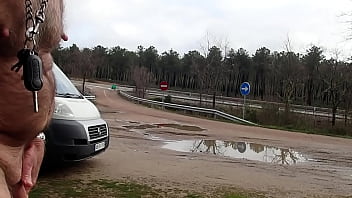 Preview 4 of Free Milf Young Videos - promenade nu un jour de pluie en bord de route