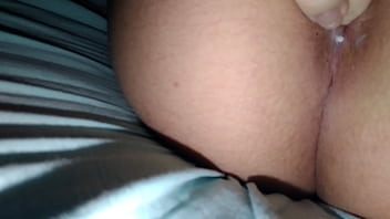 Preview 2 of Xvideo Pussy Solo Finger - Dedando o cuzinho virgem lubrificado com condicionador