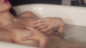 Preview 1 of Free Kerk - Lady Snow in solo masturbation scene with golden shower at the end!