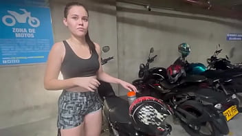 Preview 1 of Off Is Bukkakes - mientras llega el mec&aacute_nico ah arreglar la moto a mi compa&ntilde_era de gym la invito a mi casa.