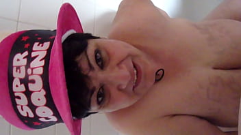 Preview 4 of Small Cunt Pic - L&#039_esclave Marie se fait arroser ses seins d&#039_urine