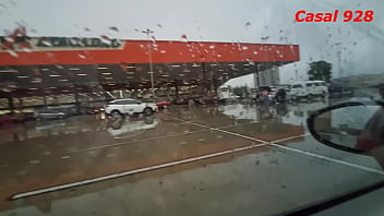 Preview 1 of Nepali Bhabi Faking Videos - Esposa fazendo boquete no estacionamento do supermercado em plena luz do dia,  engoliu a porra e ainda limpou os l&aacute_bios Blowjob inside the car in the parking lot of the market