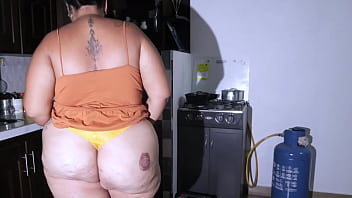Preview 2 of Jerk Strapon Yellow - sexo con el mecanico no tenia para pagarle y pague con una follada