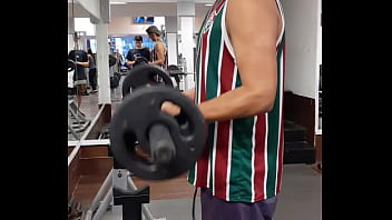 Preview 2 of Mig Mom Sex - Novinho gostoso maromba anabolizado exibindo seus m&uacute_sculos fibrosos