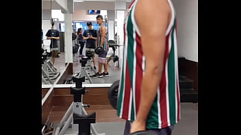 Preview 3 of Mig Mom Sex - Novinho gostoso maromba anabolizado exibindo seus m&uacute_sculos fibrosos