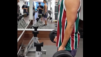 Preview 1 of Mig Mom Sex - Novinho gostoso maromba anabolizado exibindo seus m&uacute_sculos fibrosos