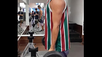 Preview 4 of Mig Mom Sex - Novinho gostoso maromba anabolizado exibindo seus m&uacute_sculos fibrosos