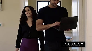 Preview 1 of Tailan18 Years 2018 - Hot milf Victoria Voxxx let the IT guy fuck her pussy in order to fix her computer