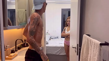 Preview 3 of Yoga Workout And Sex - A SAFADA ME PEGOU NO FLAGRA BATENDO PUNHETA E ACABEI METENDO NELA