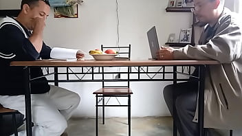 Preview 1 of Polis Malaysian - El cornudo se distrae cerrando negocios mientras yo me meto debajo de la mesa para chuparle la polla a su compa&ntilde_ero.
