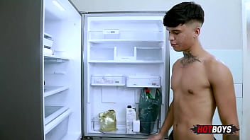 Preview 4 of Rtre - magrinho pirocudo fodendo o amigo