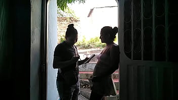 Preview 1 of All Family Moovi - llego mi pedido de temu y no tengo para dar la propina al domiciliario as&iacute_ que lo compenso d&aacute_ndole mi co&ntilde_o a su boca