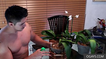 Preview 1 of Linndy Snnelion - Older gay pro fucks young stud