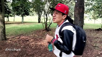 Preview 1 of Bob Cum - cambio de ropa en el parque con morbo