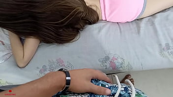 Preview 1 of Jony Sinsvsex Video - entro a la habitaci&oacute_n de mi peque&ntilde_a hermanastra en la madrugada para follarmela y correrme en su boca
