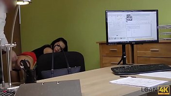 Preview 3 of Clips Pake Dilo - LOAN4K. La mora dai capelli lunghi Inga Devil arriva in una piccola compagnia di prestiti