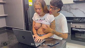 Preview 2 of Slipping Mom And Son Sex Brazer - Le ense&ntilde_o a mi peque&ntilde_a hermanastra a jugar con mi computador mientras le hago sentir mi enorme polla. H.L.