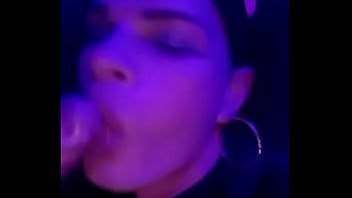 Preview 3 of Miri Woman - putinha cdzinha da boca gulosa fazendo um boquete no carnaval