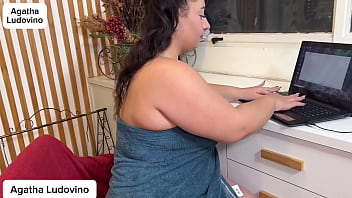 Preview 1 of Hooker Round - Meu marido n&atilde_o me deixa nem trabalhar mais,  ele quer foder minha bucetinha toda hora