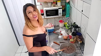 Preview 3 of Hd Vnxxcom - Sarah Rosa │ Cozinha Sexy │ Carne Mo&iacute_da Acebolada