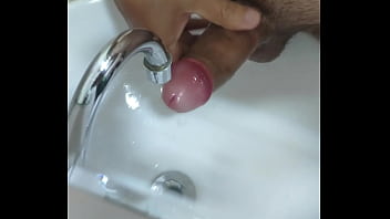 Preview 4 of Bf Lancap Konek - Lavando o meu pau